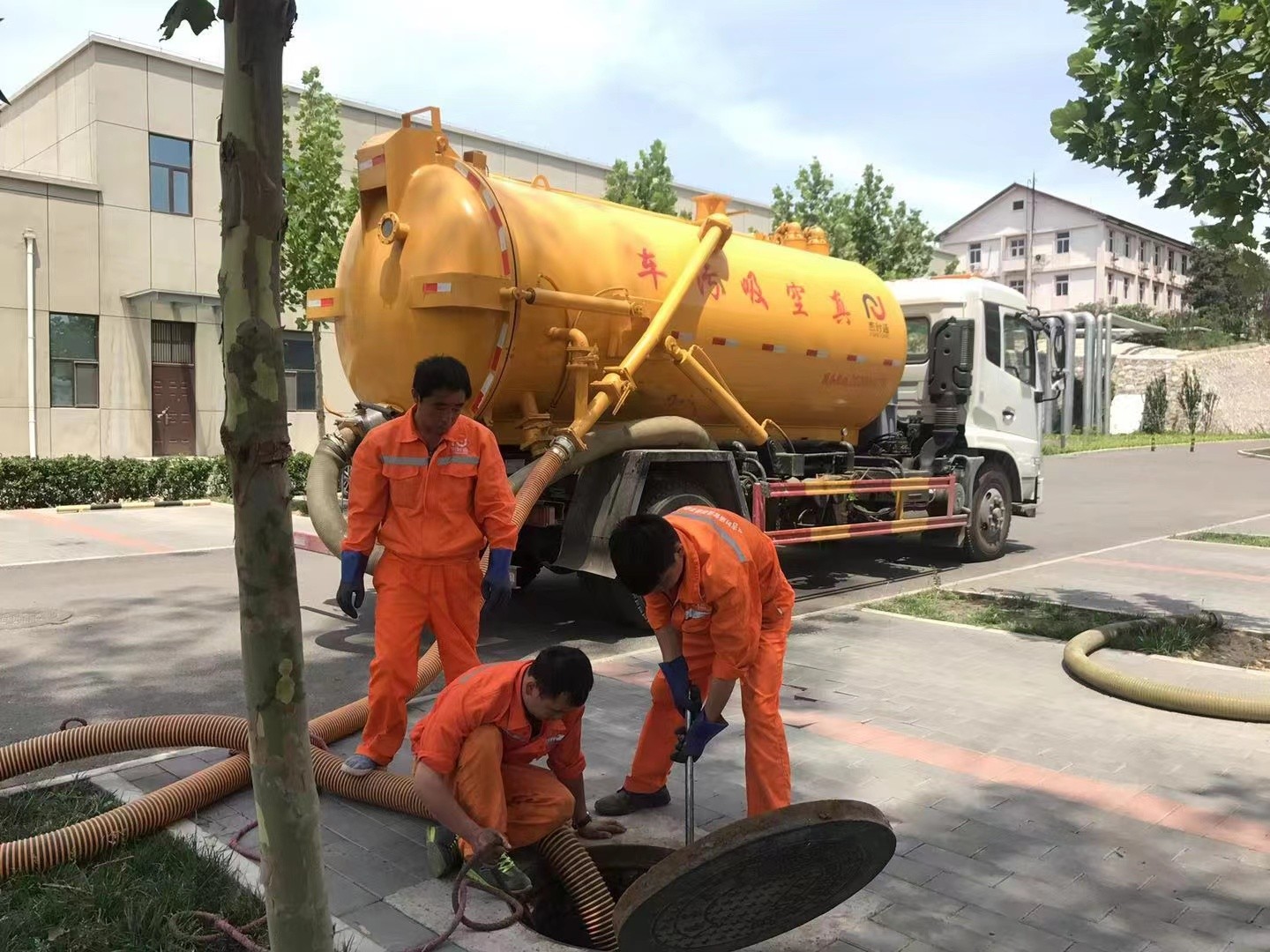 东源管道疏通车停在窨井附近