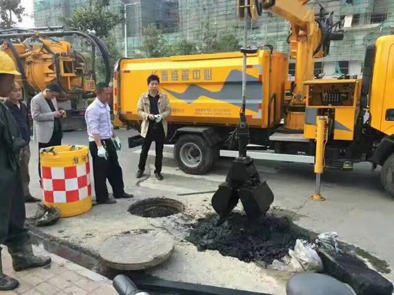东源街道：网格员化身“清道夫”，为民解忧疏通“堵心”化粪池
