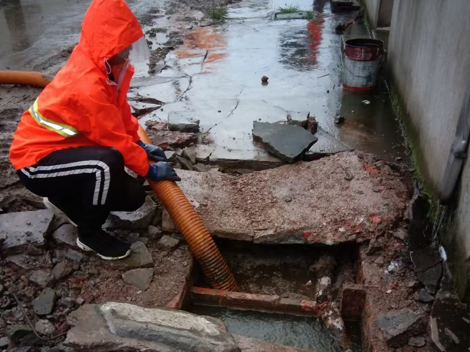 东源专业清理污水池 炜誉市政以规范流程守护城市 “肠道”