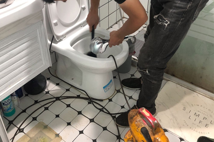 东源马桶堵塞自己疏通还是找师傅?专业上门服务让你省时更省心